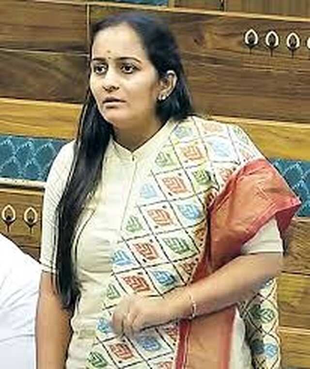 వైసీపీ నేతపై పార్లమెంట్‍లో టీడీపీ ఎంపీ శబరి!