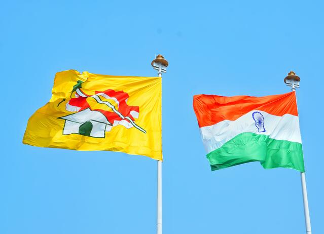 టీడీపీ కేంద్ర కార్యాలయంలో 100 అడుగుల జెండా