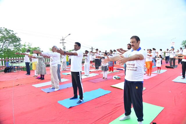 గాంధీ కొండ‌పై యోగాంధ్ర‌