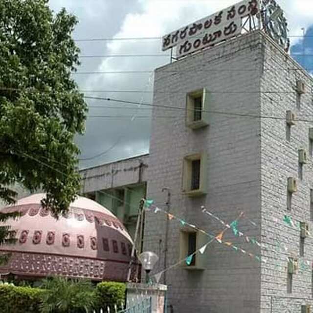 గుంటూరులో ముగ్గురు ఉద్యోగుల సస్పెన్షన్