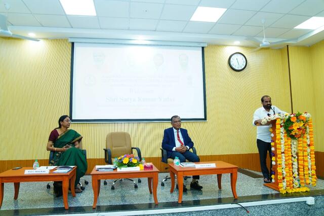  “ఆత్మనిర్భర్ భారత్‌కు మూడు స్తంభాలు – స్వదేశీ, స్వభాషా, స్వభూష”
