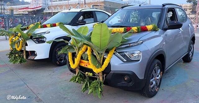 టీటీడీకి రెండు కార్లు విరాళం