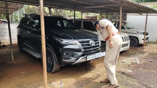 జగన్ వాహనాన్ని తనిఖీ చేసిన రవాణా అధికారులు