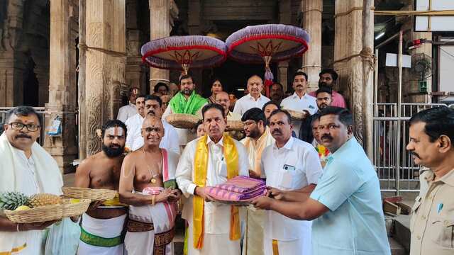 శ్రీరంగం శ్రీరంగనాథస్వామివారికి పట్టువస్త్రాల సమర్పణ