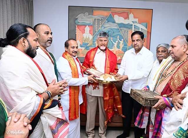 సీఎం చంద్రబాబుకు శ్రీవారి బ్రహ్మోత్సవాల ఆహ్వానం