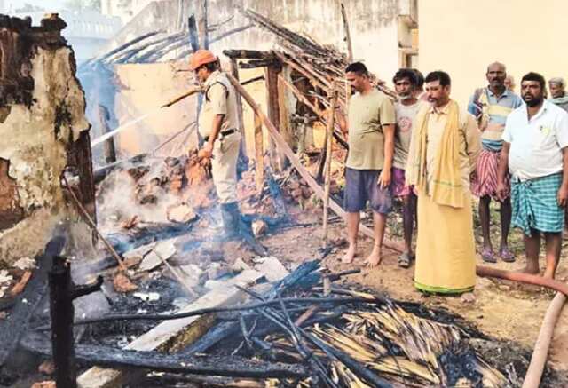 కాకి వల్ల కాలిబూడిదైన నాలుగు ఇళ్లు.. 