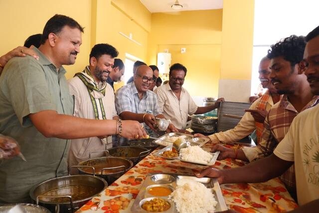 'అన్న క్యాంటీన్'లో కేంద్ర మంత్రి.. భోజనం బాగుంది!