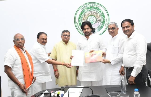 పవన్ కల్యాణ్ తో వి.హెచ్.పి. నేతల భేటీ