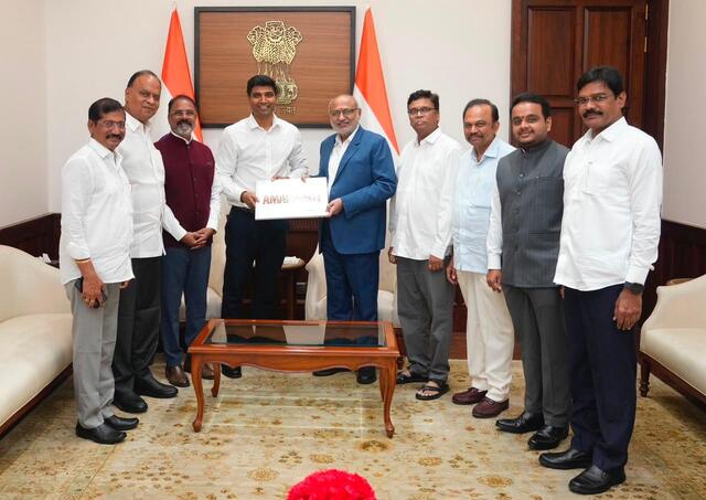 ఉపరాష్ట్రపతికి 'అమరావతి' పుస్తకం
