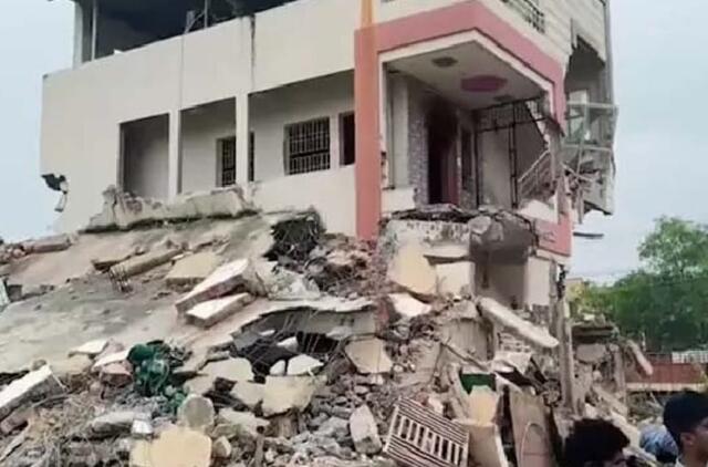 విజయవాడలో భవనాలపైకి బుల్డోజర్