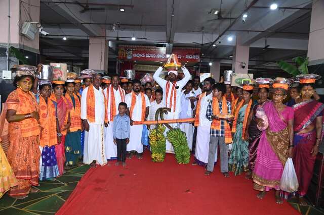 భక్తులతో  కిటకిటలాడుతున్న దుర్గగుడి