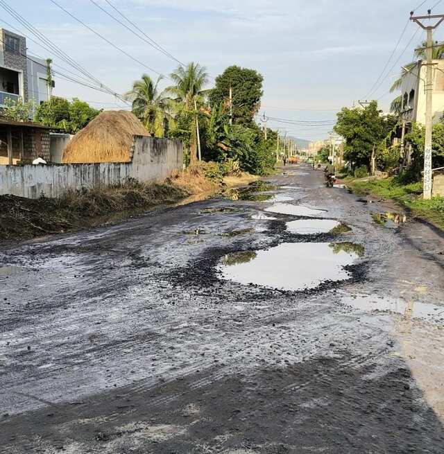 అసలే గుంతలు.. ఆపై వాహనాల వాయువేగం