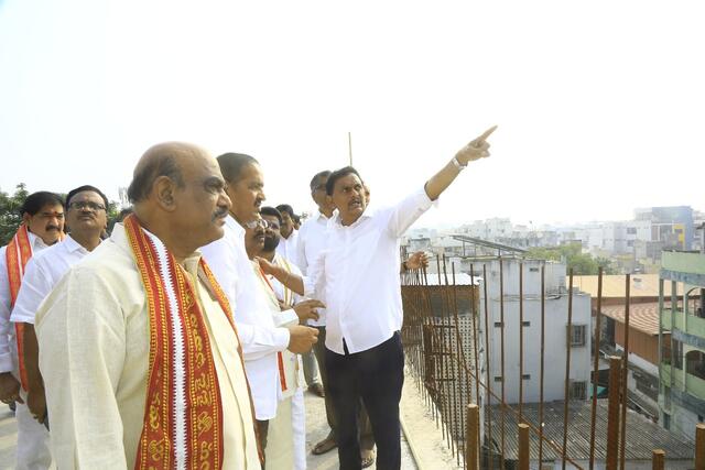 భ‌క్తుల‌కు సౌక‌ర్యంగా వుండేందుకు వెయింటింగ్ హాల్స్