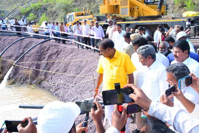 వెలిగొండ ఆయకట్టుకు 2026 కల్లా నీరు