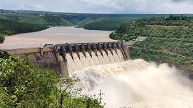 శ్రీశైలం ప్రాజెక్టుకు క్రమంగా పెరుగుతున్న వరద