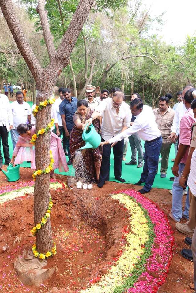 భూమాతకు ఏమి చేస్తున్నామని ఆలోచించాలి