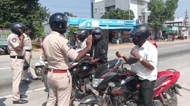 హెల్మెట్ ధరించు.. స్వీట్ తిను!