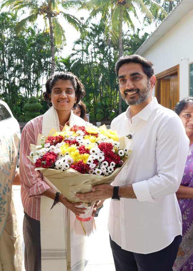 సీఎం క్యాంప్ కార్యాలయానికి వచ్చిన ఉమెన్ క్రికెటర్లు శ్రీచరణి, మిథాలి రాజ్