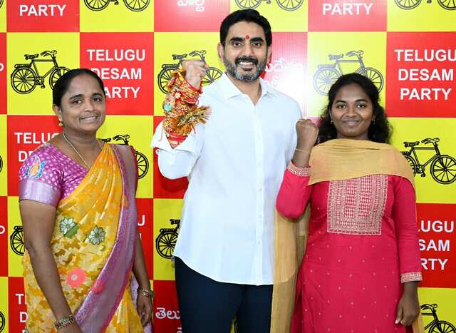 లోకేష్‌కు రాఖీలు కట్టిన మహిళలు