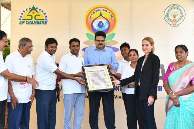 ప్రపంచ రికార్డు సాధించిన ఫ్లోటింగ్ యోగా