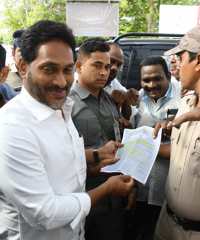 ఎయిడెడ్‌ లెక్చరర్లకు అండ