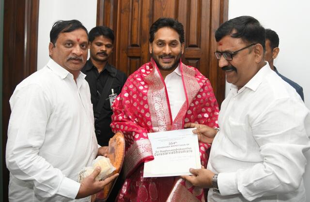 రాఘవేంద్రస్వామి ఆరాధన మహోత్సవాలకు జగన్‌కు ఆహ్వానం