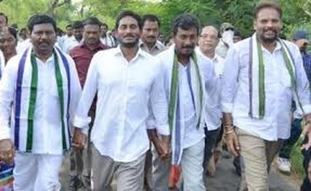 మళ్లీ పాదయాత్రకు జగన్ 