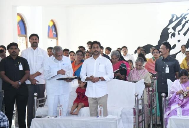 క్రిస్మస్ సందర్భంగా జగన్ ప్రత్యేక ప్రార్థనలు