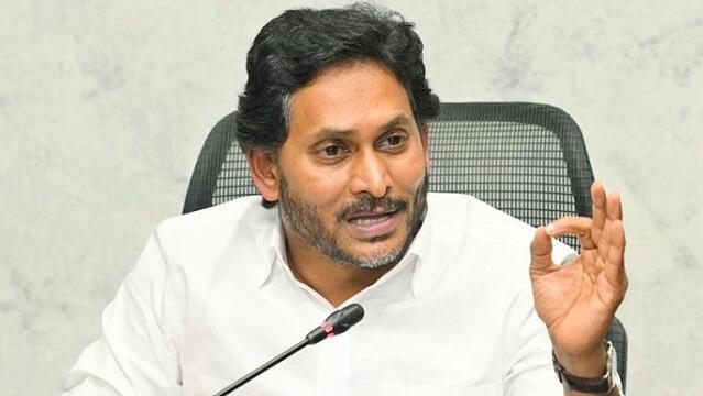 బాబును చూసి ఊసరవెల్లి సిగ్గుపడుతుంది!