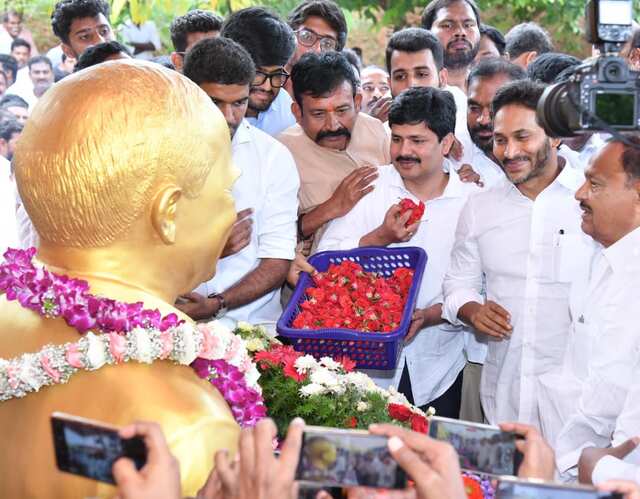 ఇడుపులపాయలో వైఎస్ వర్ధంతి