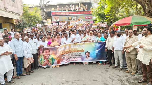 పవన్ కళ్యాణ్ దుర్గ గుడికి వచ్చి మెట్లు కడగాలి