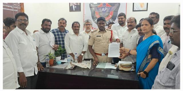 సీఎం చంద్రబాబుపై వైసీపీ నేతల ఫిర్యాదు