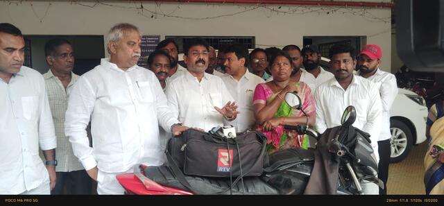 ఎన్నికల కమిషనర్ ను కలిసిన వైఎస్సార్సీపీ నేతలు